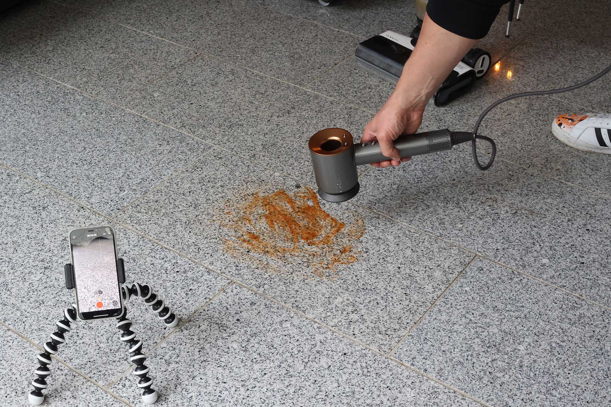 Eingetrockneter Ketchupfleck mit dem Fön